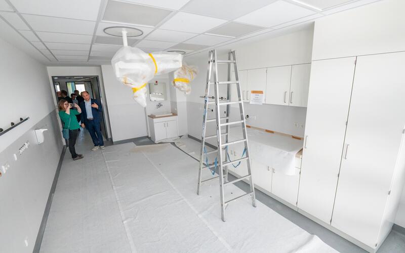 Patientenzimmer, Untersuchungsraum (Bild links) und Co. werden bis August fertig, die neuen Kreißsäle bis Oktober. So lange gibt es Interimslösungen (Bild rechts). GB-Fotos: Vecsey