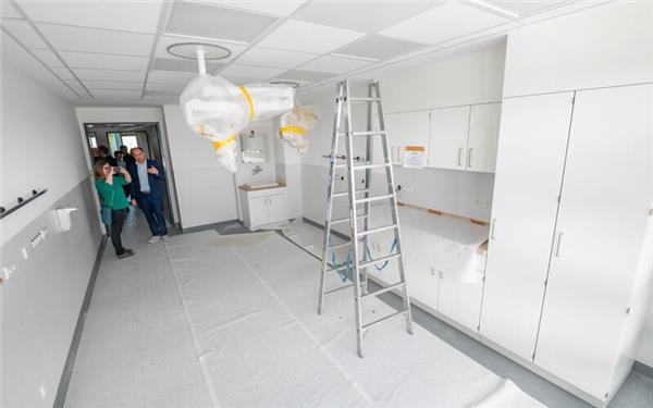 Patientenzimmer, Untersuchungsraum (Bild links) und Co. werden bis August fertig, die neuen Kreißsäle bis Oktober. So lange gibt es Interimslösungen (Bild rechts). GB-Fotos: Vecsey