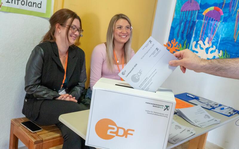 Patricia Otto (links) und Caterina Sander ermittelten in Gültstein erste Prognosen für die ZDF-Hochrechnung. GB-Foto: Vecsey