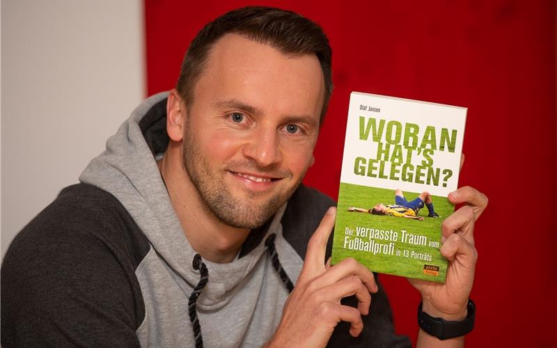 Fix und fertig auf dem Rasen liegend… Patrick Herrmann kann sich ein leichtes Grinsen nicht verkneifen: Und das wird mal ein Buchtitel … GB-Foto: Schmidt