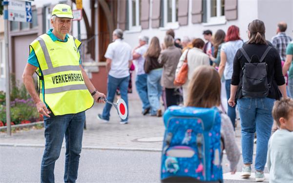 Paul Morlok und seine Helfer sorgen für Verkehrssicherheit. GB-Foto: Vecsey