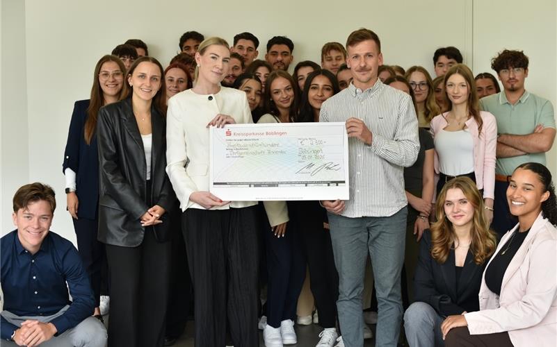 PersonalentwicklungsleiterinMiroslava Došen und TennentalsFinanzleiter Oliver Gärtner bei der symbolischen Scheckübergabe gemeinsam mit dem Ausbildungsjahrgang.