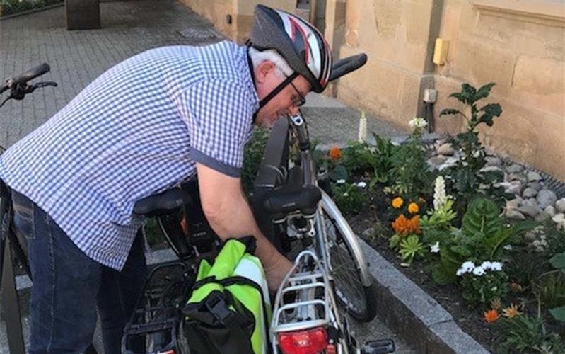 Post wird per E-Bike ausgefahren Peter Nolte macht das E-Bike startklar für seine Tour GB-Foto: gb