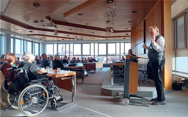 Peter Renelt, Projektleiter des Schreibwettbewerbs, heißt die Gäste im Namen des Kreisseniorenrats willkommen. 