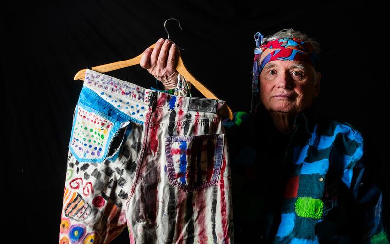Peter Rudert in der Kleidung, die er selbst bemalt hat. GB-Foto: Schmidt