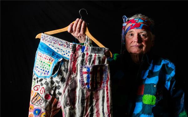 Peter Rudert in der Kleidung, die er selbst bemalt hat. GB-Foto: Schmidt