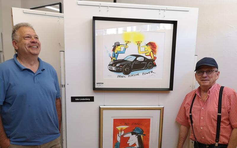 Peter Scheicher und Rolf Pfingsttag in der Böblinger Galerie Pfingsttag mit zwei Lindenbergs. GB-Foto: Schilpp
