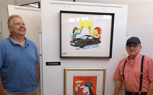 Peter Scheicher und Rolf Pfingsttag in der Böblinger Galerie Pfingsttag mit zwei Lindenbergs. GB-Foto: Schilpp
