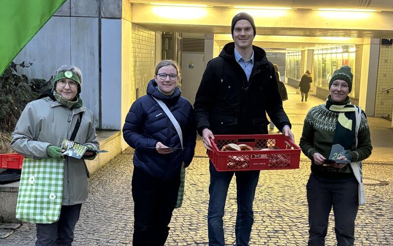 Peter Seimer (mit Korb) verteilt mit Mitstreitern der Grünen-Partei am frühen Morgen Brezeln für die Pendler am Bahnhof.GB-Foto: gb