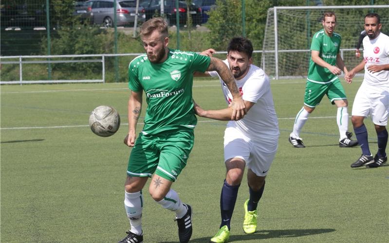 Markus König setzt auf den Teamgeist Peter Steimle (links): Der VfL Herrenberg hängt momentan die Konkurrenz in der Bezirksliga ab – sehr zur Freude von Neu-Trainer Markus König (kleines Bild)GB-Fotos(Archiv):Bäuerle/Vecsey