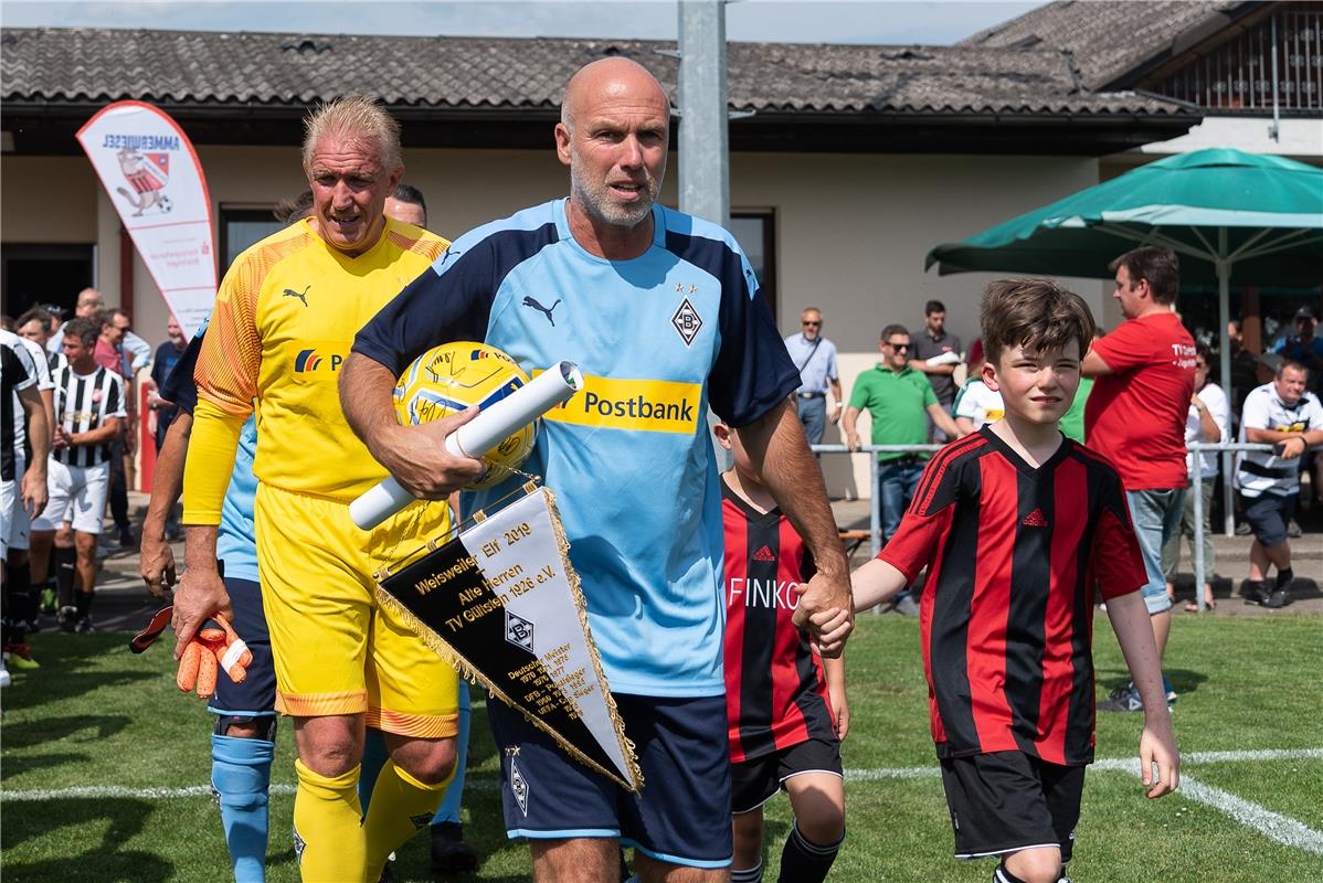 Peter Wynhoff (Borussia Moenchengladbach Traditionself #) mit Wimpel,  TV Guelst...