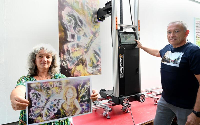 Petra Doppelbauers Bild wird von Michael Winter auf die Garagenwand gedruckt.GB-Foto: Holom
