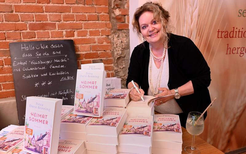 Petra Durst-Benning signierte auch das eine oder andere Buch. GB-Foto: Holom