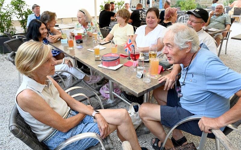 Petra Mikolaizak (vorne links) leitet seit mehreren Jahren den „English Corner“ in Herrenberg: „Der Aufwand hält sich in Grenzen und es macht mir riesig Spaß, hier ein bisschen was zu bewegen.“GB-Foto: Holom