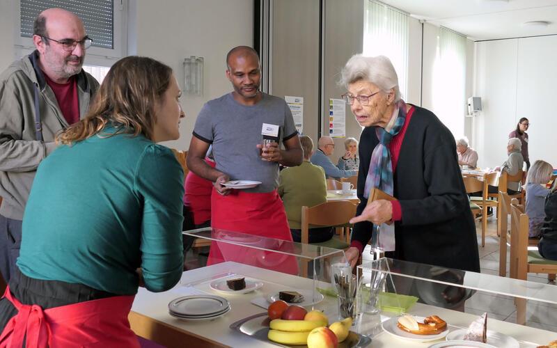 Petra Tiwari (links) hilft beim “Café Miteinander“ hinter der Kuchentheke.GB-Foto: Gokeler