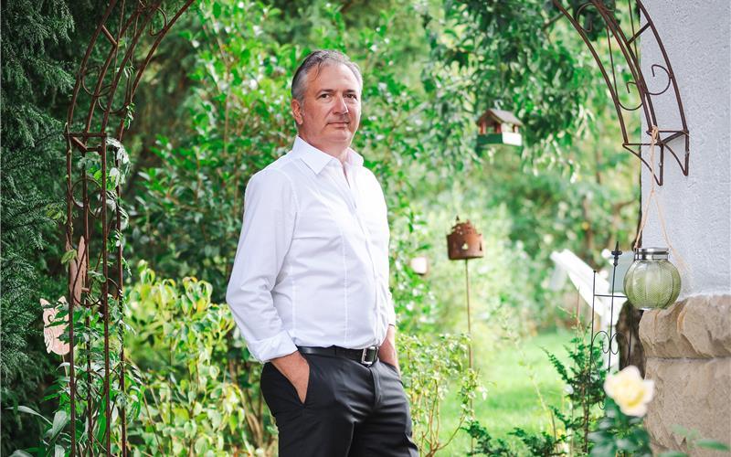 Pfäffingen – Oliver Kern – alias Luis Sellano – liest am Freitag, 14. November in der Ammerbücherei in Pfäffingen aus seinem Lissabon-Krimi „Portugiesisches Schweigen“. Beginn: 19.30 Uhr. Veranstalter ist der Freundeskreis Ammerbücherei. Oliver Kern, 1968 in Esslingen am Neckar geboren, arbeitet seit rund 30 Jahren als Art Director und Illustrator. Neben seinem visuellen Schaffen widmet er sich mit Leidenschaft dem Schreiben. Unter dem Pseudonym Luis Sellano erscheint seit 2016 seine erfolgreiche, in Lissabon angesiedelte Krimi-Reihe, die ihn zum Spiegel-Bestseller-Autor machte. gb/GB-Foto