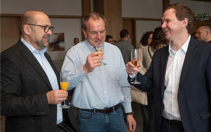 Pfarrer Andreas Hiller (von links), Karl Wacker vom Posaunenchor und Bürgermeister Dennis Mews beim Neujahrsempfang der evangelischen Kirchengemeinde Deckenpfronn . GB-Foto: Schmidt