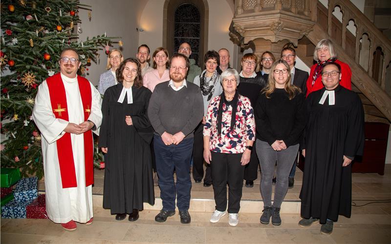 Pfarrer Christoph Fischer, Kerstin Pflieger, Lisa Joy Langer, Christian Behrendt, Teresa Erbacher, Martin Hitschel, Jens Bieryt, Kathrin Rothfuß, Frank Huber, Hannelore Christein-Eitelbuß, Moritz Olbrich, Sandrine Günther, Klaus Widmann, Christiane Bossenmaier und Rainer Holweger bilden den Kirchengemeinderat. GB-Foto