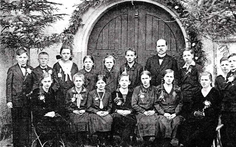 Pfarrer Gottfried Hermelink (Zweiter von rechts in der hinteren Reihe) mit dem Konfirmandenjahrgang 1932, rechts neben ihm steht einer seiner Söhne. GB-Fotos: gb