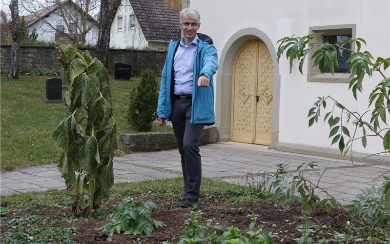 Schulleiter, Mesner und Organist in Personalunion Pfarrer Matthias Deuschle zeigt die Stelle, wo sich das Grab von Jakob Georg Kühnle befand GB-Foto: Bäuerle