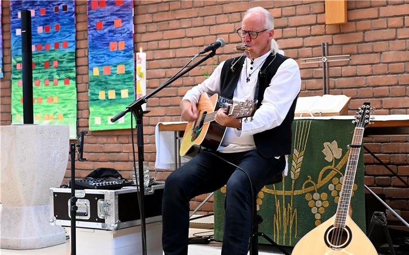 Pfarrer, Sänger, Prediger und Musiker: Uwe X alias Uwe Schäfer trat im Öschelbronner Gemeindehaus auf. GB-Foto: Holom