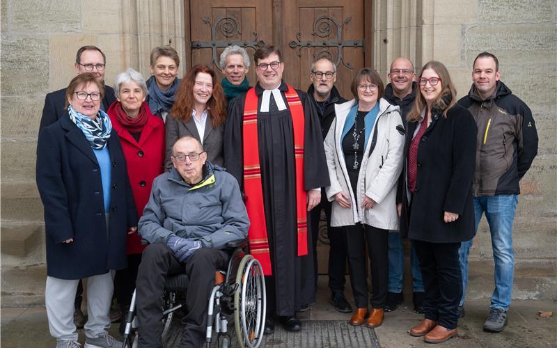 Pfarrer Ulrich Behrendts (Mitte) hat den neuen evangelische Kirchengemeinderat ins Amt eingesetzt. GB-Foto: Schmidt