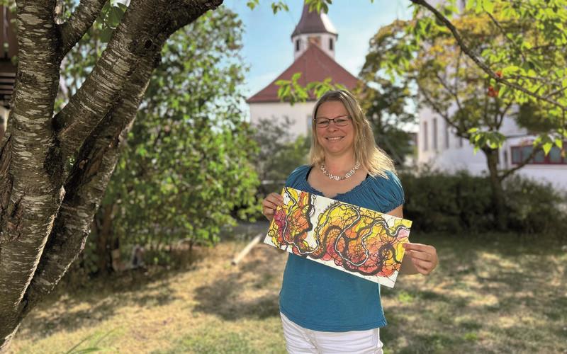 Pfarrerin Dr. Kathrin Sauer im Pfarrgarten Oberjettingen mit ihrer neurografischen Segenszeichnung. GB-Foto: Mohr