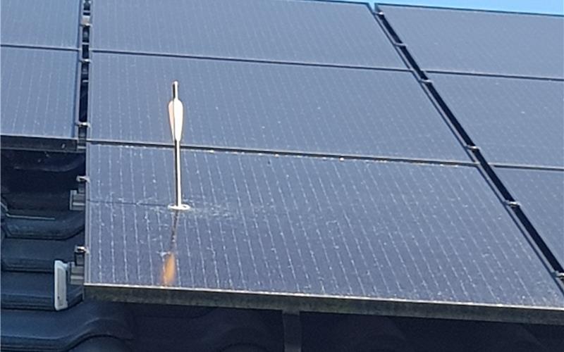 Pfeil auf dem Solardach in Deckenpfronn: „Sehr erschreckend“ GB-Foto: gb