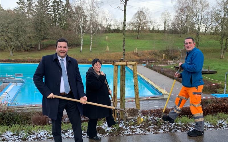 Zwölf Hochstammbäume für das Freibad Pflanzen die Bäume (von links): Bürgermeister Thomas Riesch, EdekaMarktleiterin Jutta Weinle-Günter, Bauhofleiter Christoph Klingler GB-Foto: gb