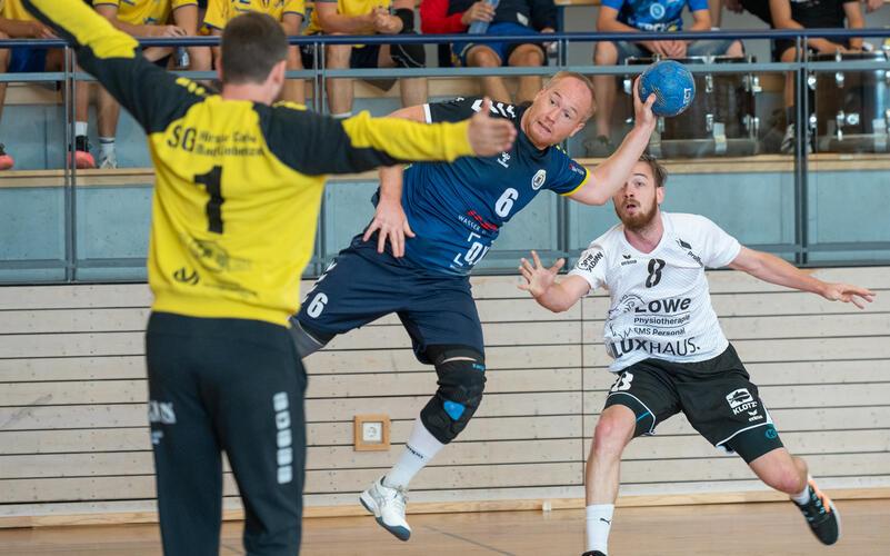 Philip Wessendorf beim Abschluss: In der zweiten Halbzeit erarbeitete sich die SG AmmerGäu in Altensteig ein gutes Polster zur 28:23-Führung. GB-Foto: Vecsey