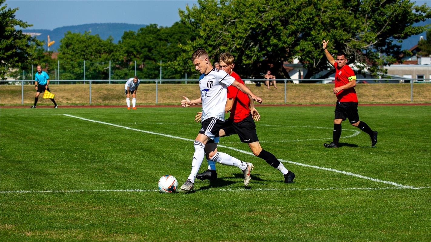 Philipp Horny (FC Gaertringen #22) und David Schock (Spvgg Trossingen #08), Spvg...