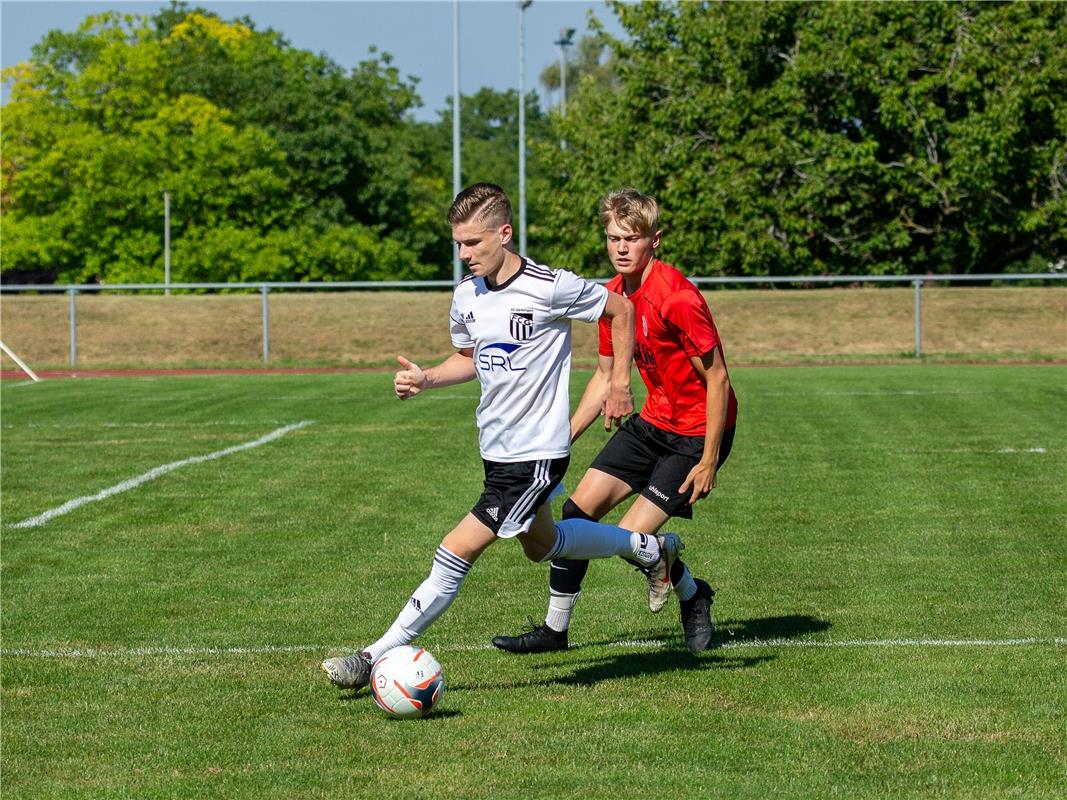 Philipp Horny (FC Gaertringen #22) und David Schock (Spvgg Trossingen #08), Spvg...