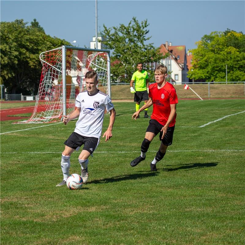 Philipp Horny (FC Gaertringen #22) und David Schock (Spvgg Trossingen #08), Spvg...