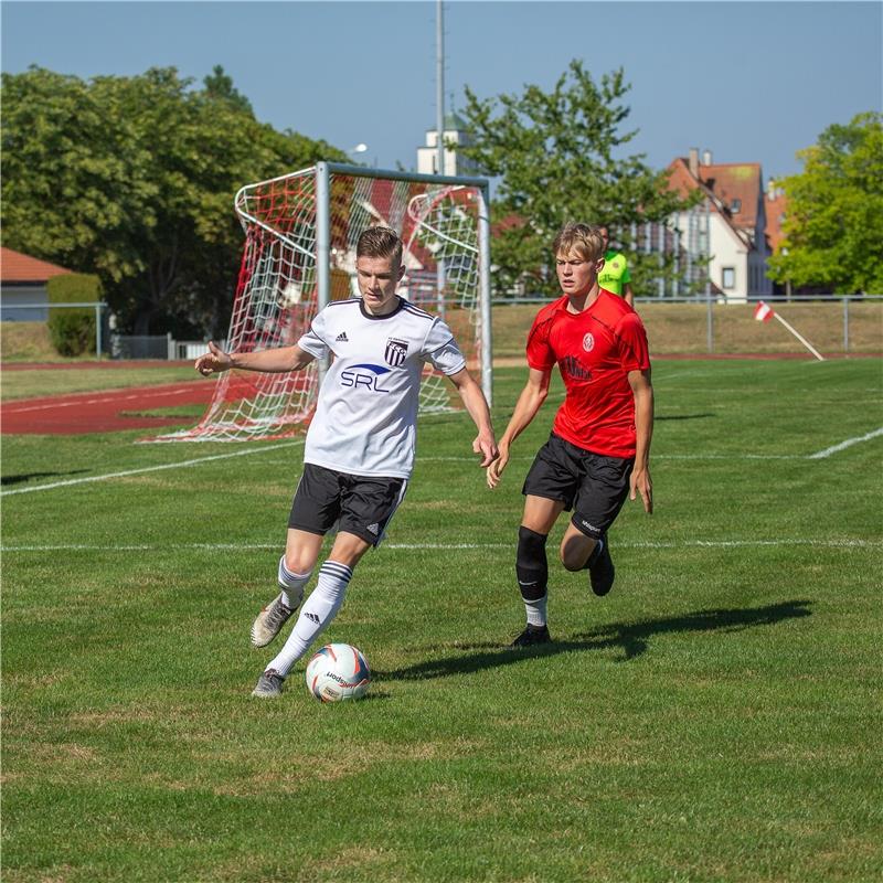 Philipp Horny (FC Gaertringen #22) und David Schock (Spvgg Trossingen #08), Spvg...
