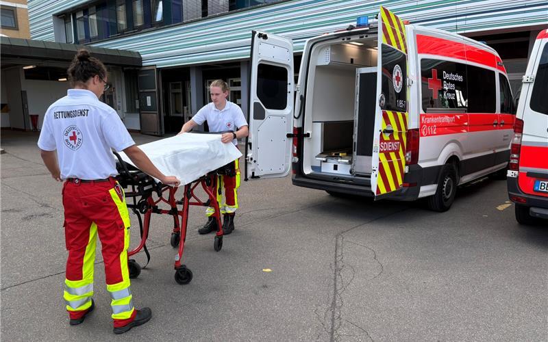Philipp Jost und Marlon Langstein vom DRK-Kreisverband Böblingen beziehen die Trage für einen der acht Krankentransportwagen für einen Einsatz neu. GB-Fotos