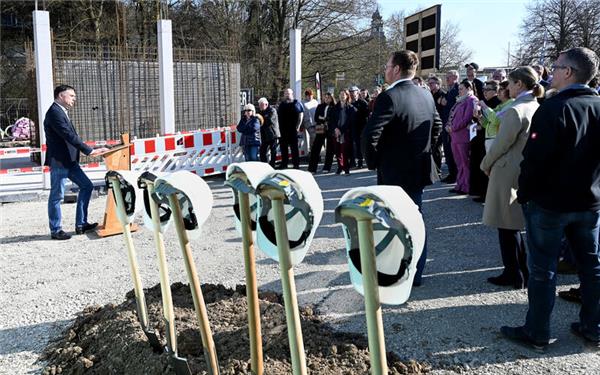 Philipp Löffler (Geschäftsführer Waldhaus) spricht über das Konzept der entstehenden Einrichtung, bevor die Beteiligten zu den Spaten greifen und die eineinhalbjährige Bauzeit symbolisch eröffnen. GB-Foto: Holom