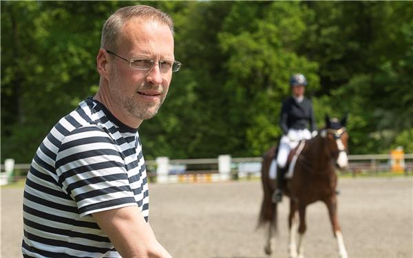 Familie hält die Koordinationsfahne hoch