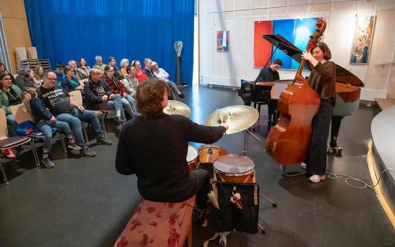 Pianist Hannes Klemme, Bassistin Mina Lichtenberg und Schlagzeuger Jurij Espenschied überzeugten im Tennental.GB-Foto: Vecsey