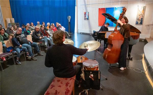 Pianist Hannes Klemme, Bassistin Mina Lichtenberg und Schlagzeuger Jurij Espenschied überzeugten im Tennental.GB-Foto: Vecsey