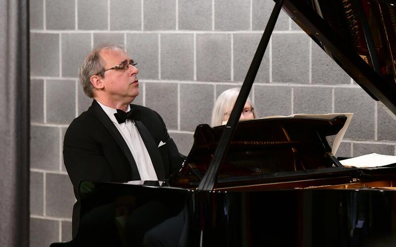 Pianist Harald Streicher bei einem Konzert in der Musikschule. GB-Foto (Archiv): Holom