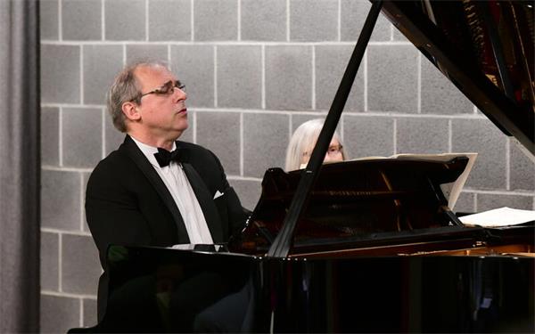 Pianist Harald Streicher bei einem Konzert in der Musikschule. GB-Foto (Archiv): Holom