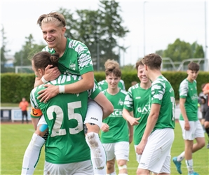 Herrenberg, Stadion, Fußball, Jugendpokalfinale, A-Jugend, VfL Herrenberg (grün) - SG Weilimdorf (grau),  Nr. 25 Kapitän Lyonel Baurycza (grün),  Tor 4:0 für Herrenberg,  GB-Foto: Vecsey