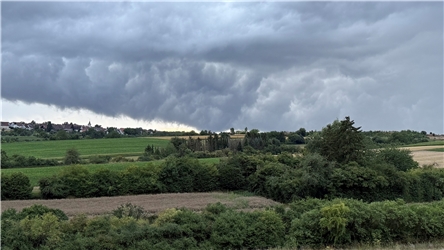 Ein Wolkentross wandert über Haslach. 
Von Kurt Supper aus Herrenberg.