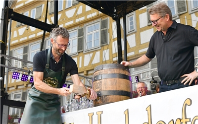 Herrenberg Marktplatz Eröffnung Stadtfest / Fassanstich mit OB Thomas Sprißler (links) und Eberhard Haizmann, Brauerei Hochdorfer / Foto: Holom