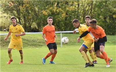 Rohrau, Sportplatz, Fußball-Bezirksliga, SV Rohrau (gelb) - SV Althengstett (orange), GB-Foto: Vecsey