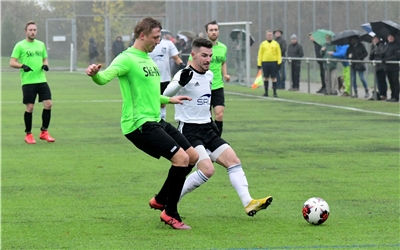 Fußball Landesliga FC Gärtringen - SV Nehren / am Ball: der FCG-Spieler Nr. 17, Leutrim Goxhuli / Foto: Holom