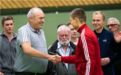Schiri Thomas Schnaufer wird verabschiedet   Gäubote Cup 2019 Fußballturnier Hallenturnier Fußball Halle