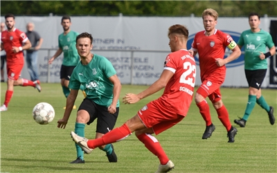 Deckenpfronn, Sportplatz, WFV-Pokal, SV Deckenpfronn (grün) - SSV Reutlingen (rot), Nathanael Bürkle (grün), GB-Foto: Vecsey