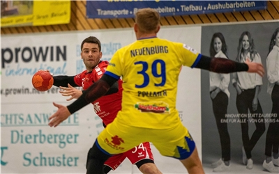 Sandro Muench (SG H2Ku Herrenberg #34) und Nils Pollmer (HC Neuenbuerg #39), SG H2Ku Herrenberg - Neuenbuerg 2000, Handball, Oberliga BW, Saison 2020/2021, 03.10.2020, 

Foto: EIBNER/DROFITSCH
