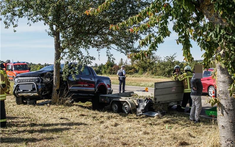 Pick-up mit Anhänger kommt von der Fahrbahn ab